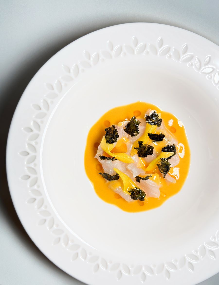 Crudo di pesce, salsa gialla e alga